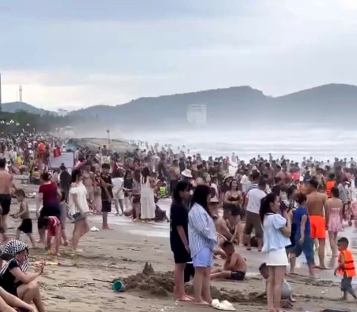 Hơn 20 du khách đuối nước ở biển Cửa Lò Do ảnh hưởng bão số 1 - Ảnh 1.