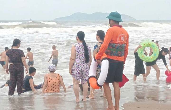 Sáng nay, hơn 20 du khách gặp nạn ở biển Cửa Lò