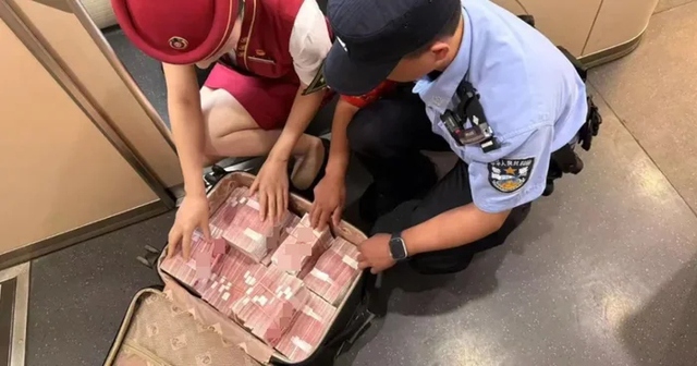 Ph&aacute;t hiện chiếc vali chứa 3,6 tỷ đồng bỏ qu&ecirc;n tr&ecirc;n t&agrave;u- Ảnh 1.