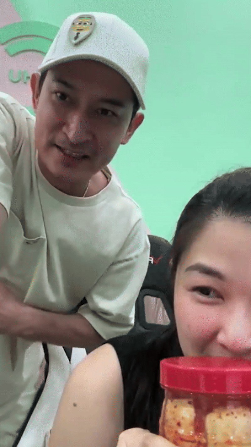 Huy Khánh nói 1 câu rõ thái độ giữa lúc gây bàn tán vì hội ngộ tình tứ với vợ cũ Á hậu- Ảnh 1. Huy Khánh nói 1 câu rõ thái độ giữa lúc gây bàn tán vì hội ngộ tình tứ với vợ cũ Á hậu- Ảnh 1.