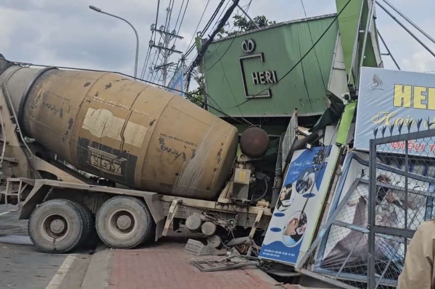 Xe bồn lao vào tiệm hớt tóc ở TP HCM , một phụ nữ kịp thoát ra cửa sau - Ảnh 1.