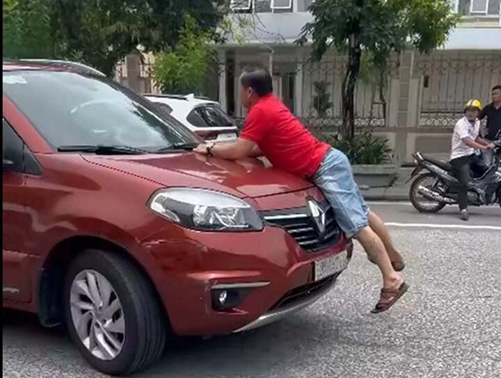 Người đàn ông bám capo xe ô tô sau va chạm giao thông ở TP Hà Tĩnh - Ảnh 1.