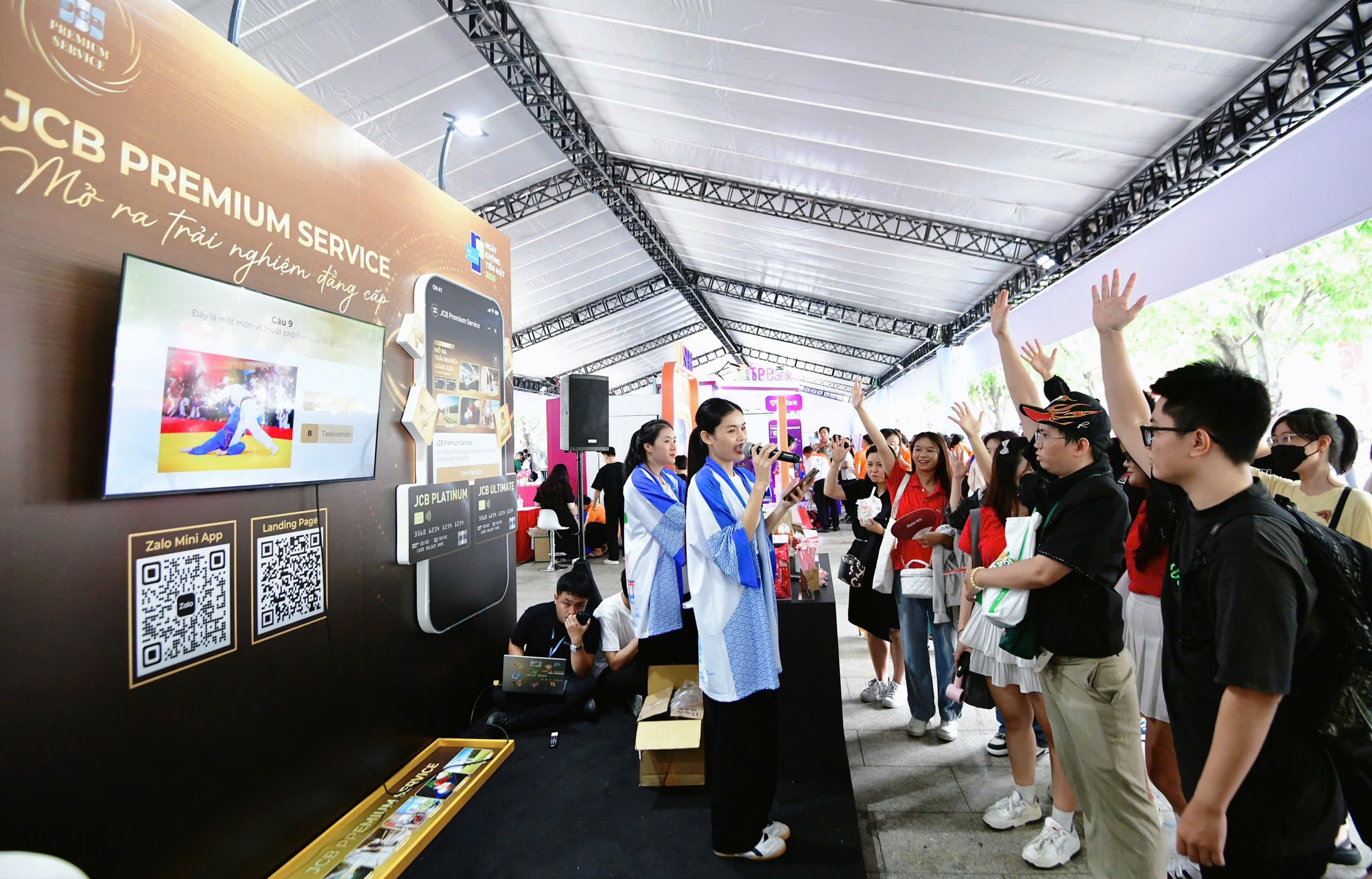 Chen chân 'săn quà' ngày đầu khai hội Không tiền mặt 2025 - Ảnh 5.