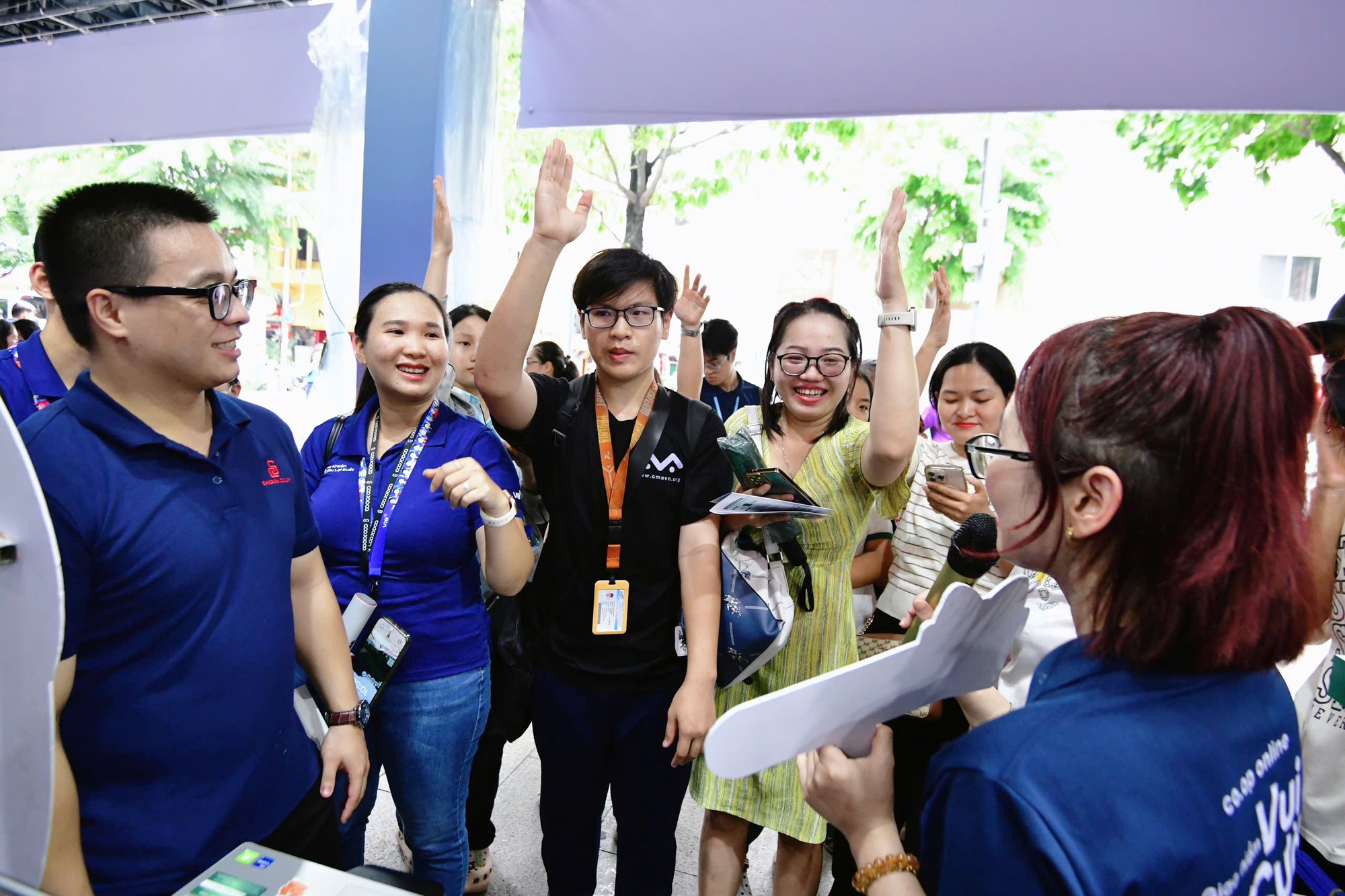 Chen chân 'săn quà' ngày đầu khai hội Không tiền mặt 2025 - Ảnh 6.