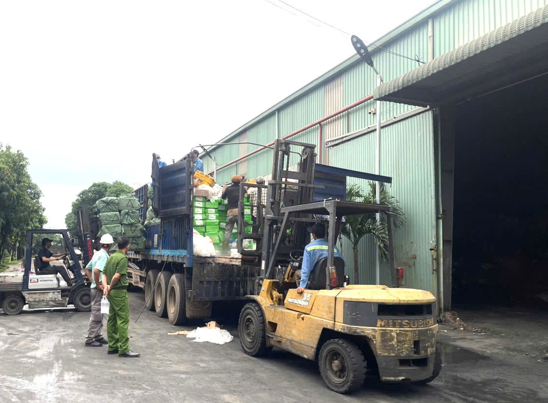 Hình ảnh hơn 30 tấn vú heo, dồi trường, gà ủ muối “bẩn” của một cơ sở kinh doanh - Ảnh 4.