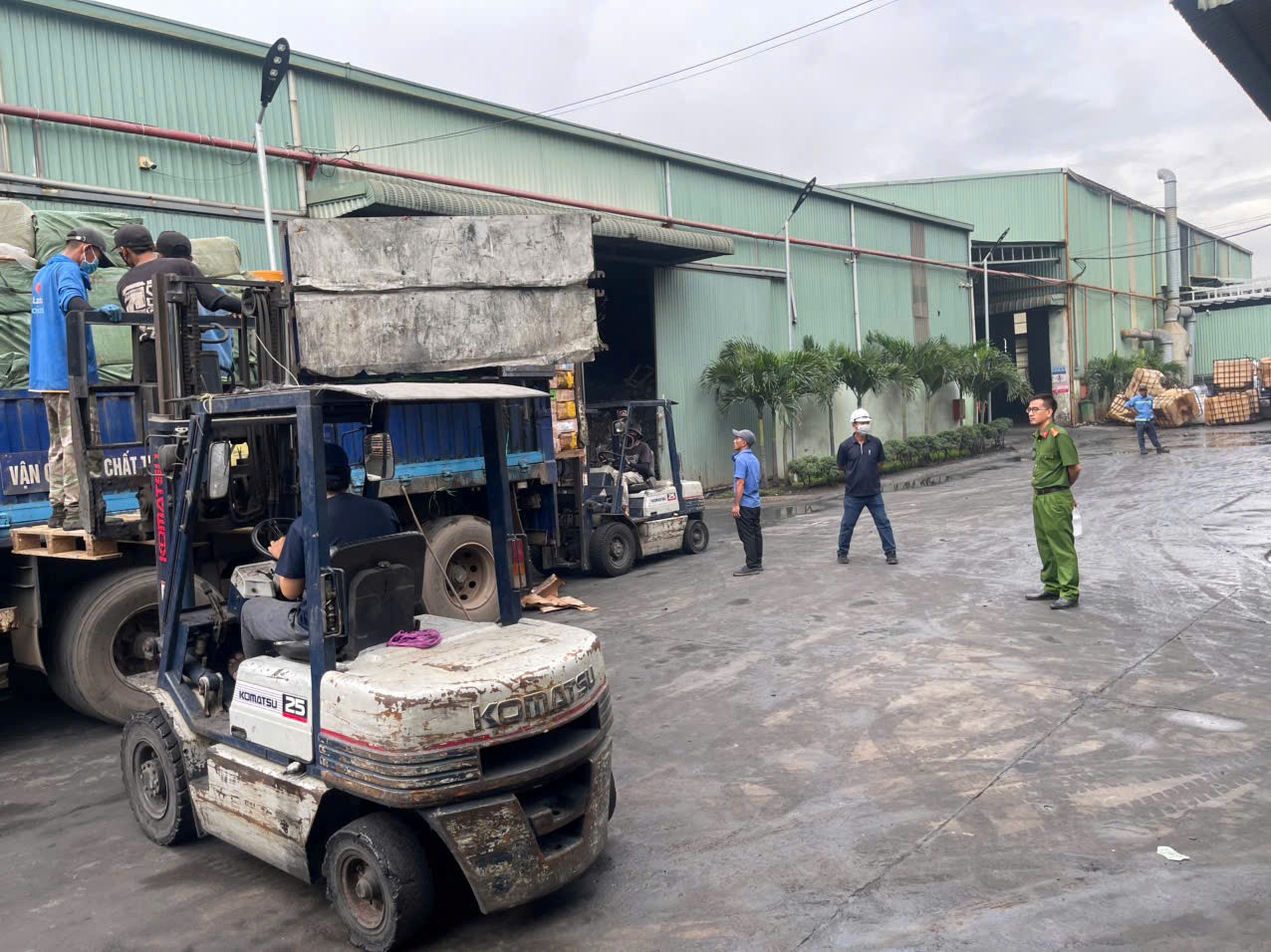 Hình ảnh hơn 30 tấn vú heo, dồi trường, gà ủ muối “bẩn” của một cơ sở kinh doanh - Ảnh 3.