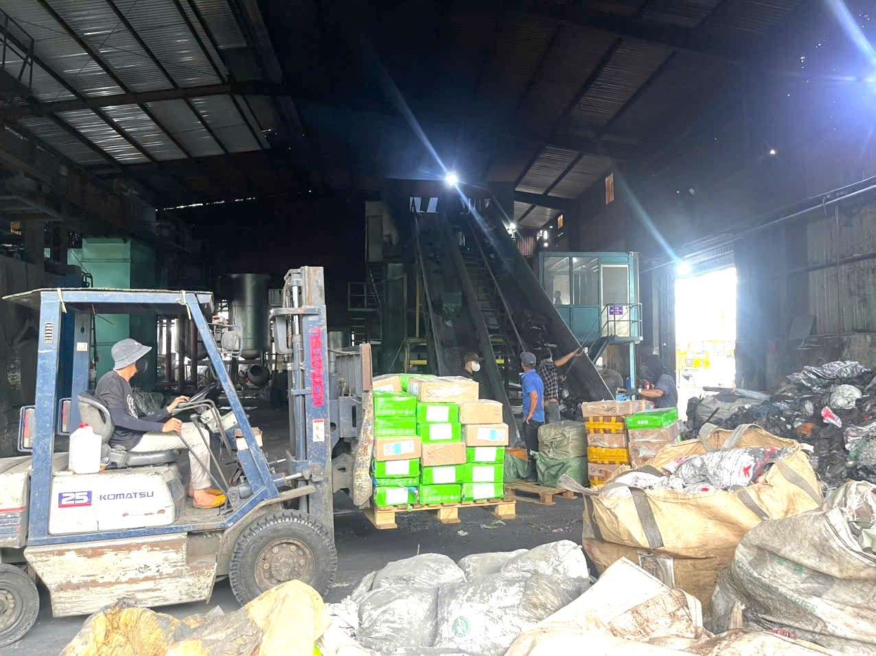 Hình ảnh hơn 30 tấn vú heo, dồi trường, gà ủ muối “bẩn” của một cơ sở kinh doanh - Ảnh 2.