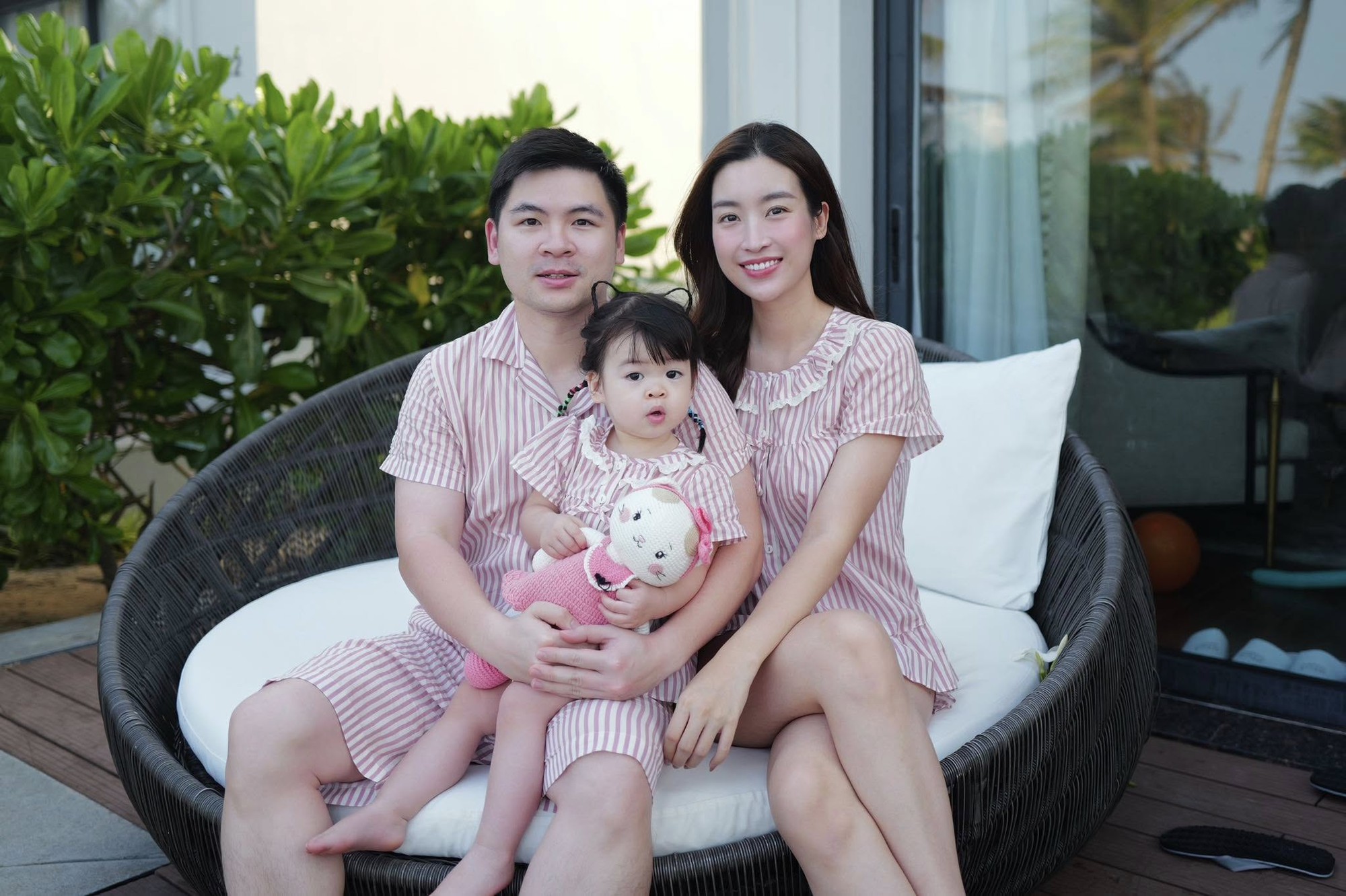 Đỗ Mỹ Linh bất ngờ vắng mặt khi chồng chủ tịch CLB Hà Nội đưa ái nữ đi chơi, một mình "cân" khối nghỉ hè - Ảnh 3. Đỗ Mỹ Linh bất ngờ vắng mặt khi chồng chủ tịch CLB Hà Nội đưa ái nữ đi chơi, một mình "cân" khối nghỉ hè - Ảnh 3.