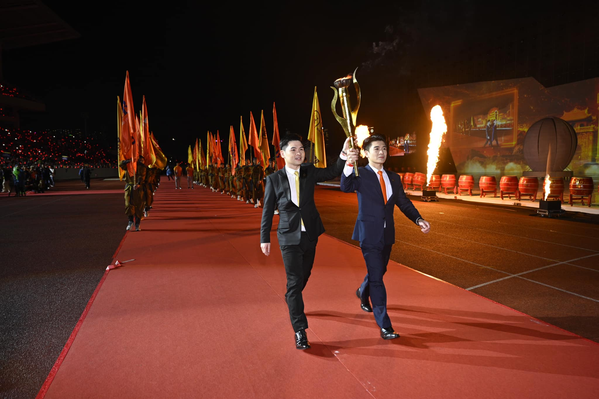 Những ông bố "đỉnh nóc kịch trần" gây dựng nên nền tảng "khủng" từ hai bàn tay trắng, tạo ra cả một thế hệ kế thừa tài năng khiến người ta ngưỡng mộ - Ảnh 15.