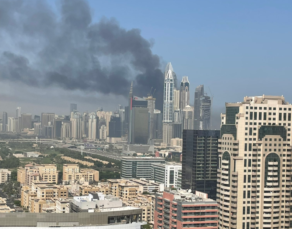 Hỏa hoạn bao tr&ugrave;m t&ograve;a nh&agrave; chọc trời ở Dubai, gần 4.000 cư d&acirc;n th&aacute;o chạy trong đ&ecirc;m - Ảnh 1.