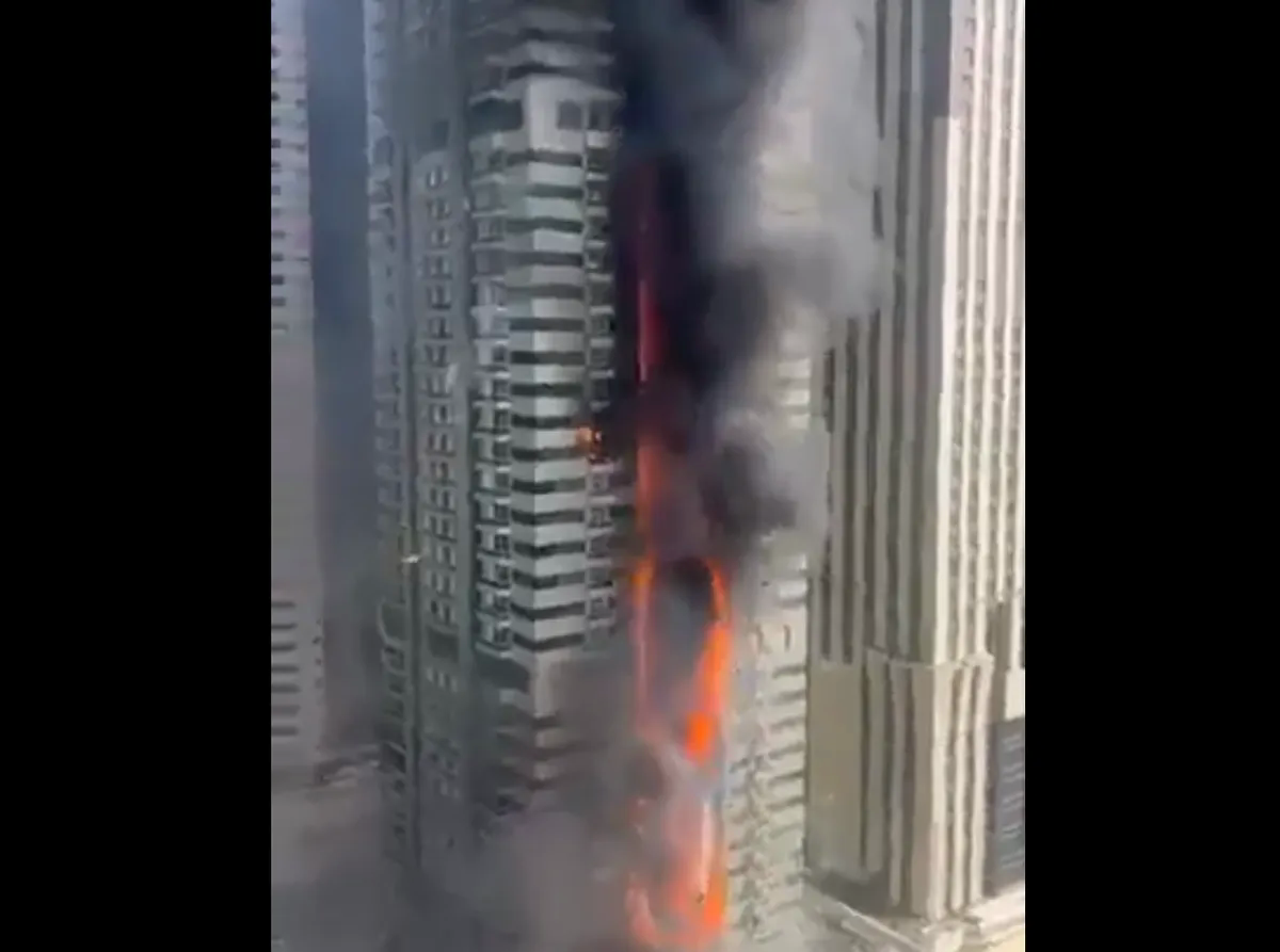 Hỏa hoạn bao tr&ugrave;m t&ograve;a nh&agrave; chọc trời ở Dubai, gần 4.000 cư d&acirc;n th&aacute;o chạy trong đ&ecirc;m - Ảnh 2.