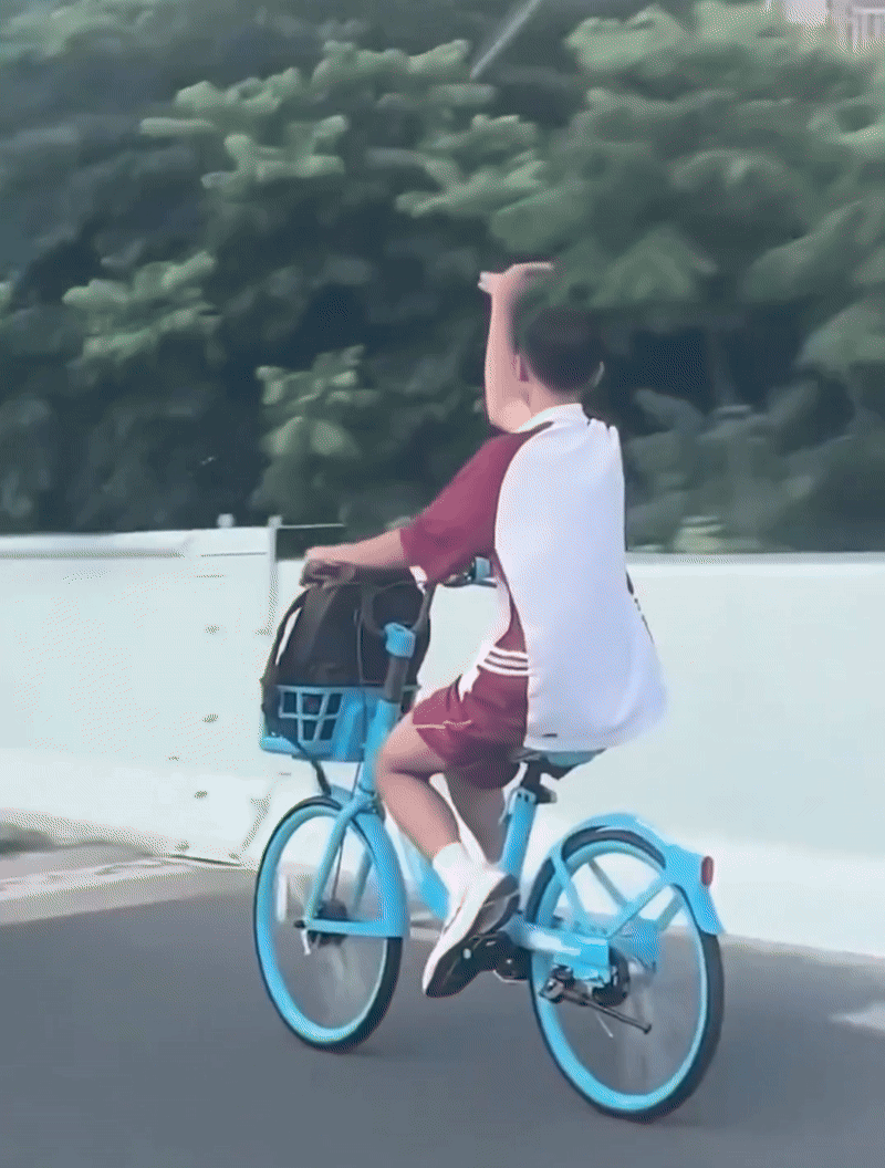 H&agrave;nh động lạ của nam sinh đi xe đạp khiến cả con đường n&aacute;o loạn- Ảnh 1.