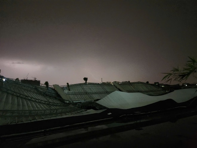 Hiện trường vụ mưa giông làm sập sân pickleball ở Hà Nội- Ảnh 2. Hiện trường vụ mưa giông làm sập sân pickleball ở Hà Nội- Ảnh 2.