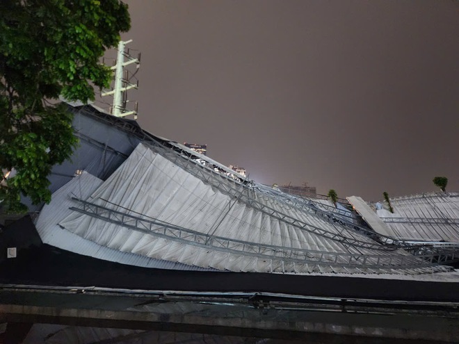 Hiện trường vụ mưa giông làm sập sân pickleball ở Hà Nội- Ảnh 3. Hiện trường vụ mưa giông làm sập sân pickleball ở Hà Nội- Ảnh 3.