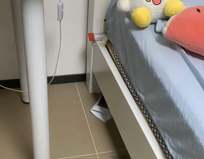 Phản ứng thái quá của mẹ khi phát hiện vật thể lạ ở phòng con gái - Ảnh 1. Phản ứng thái quá của mẹ khi phát hiện vật thể lạ ở phòng con gái - Ảnh 1.