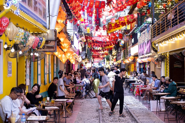 Phía sau vẻ đẹp cà phê đường tàu Hà Nội: Trải nghiệm rủi ro không thể quên - Ảnh 4.