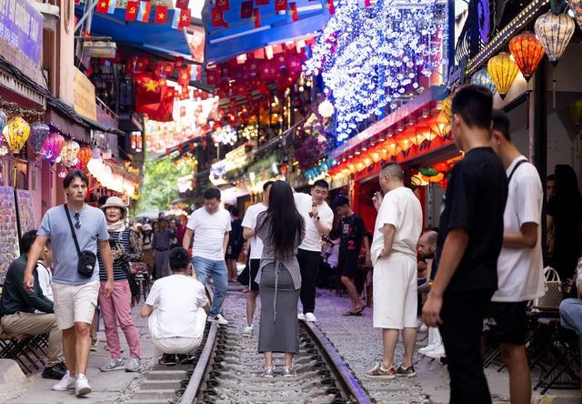 Phía sau vẻ đẹp cà phê đường tàu Hà Nội: Trải nghiệm rủi ro không thể quên - Ảnh 14.