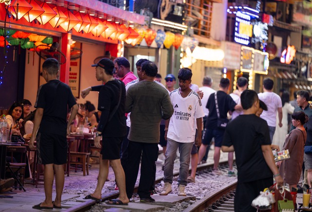 Phía sau vẻ đẹp cà phê đường tàu Hà Nội: Trải nghiệm rủi ro không thể quên - Ảnh 5.