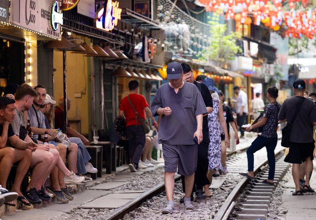 Phía sau vẻ đẹp cà phê đường tàu Hà Nội: Trải nghiệm rủi ro không thể quên - Ảnh 13.