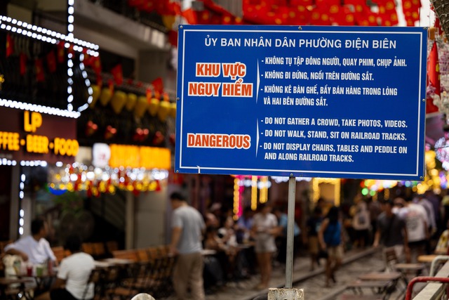 Phía sau vẻ đẹp cà phê đường tàu Hà Nội: Trải nghiệm rủi ro không thể quên - Ảnh 10.