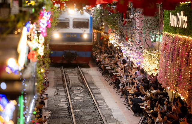 Phía sau vẻ đẹp cà phê đường tàu Hà Nội: Trải nghiệm rủi ro không thể quên - Ảnh 11.
