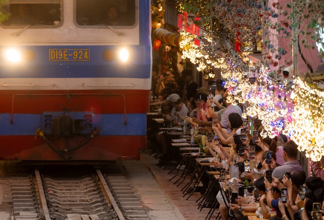 Phía sau vẻ đẹp cà phê đường tàu Hà Nội: Trải nghiệm rủi ro không thể quên - Ảnh 12.
