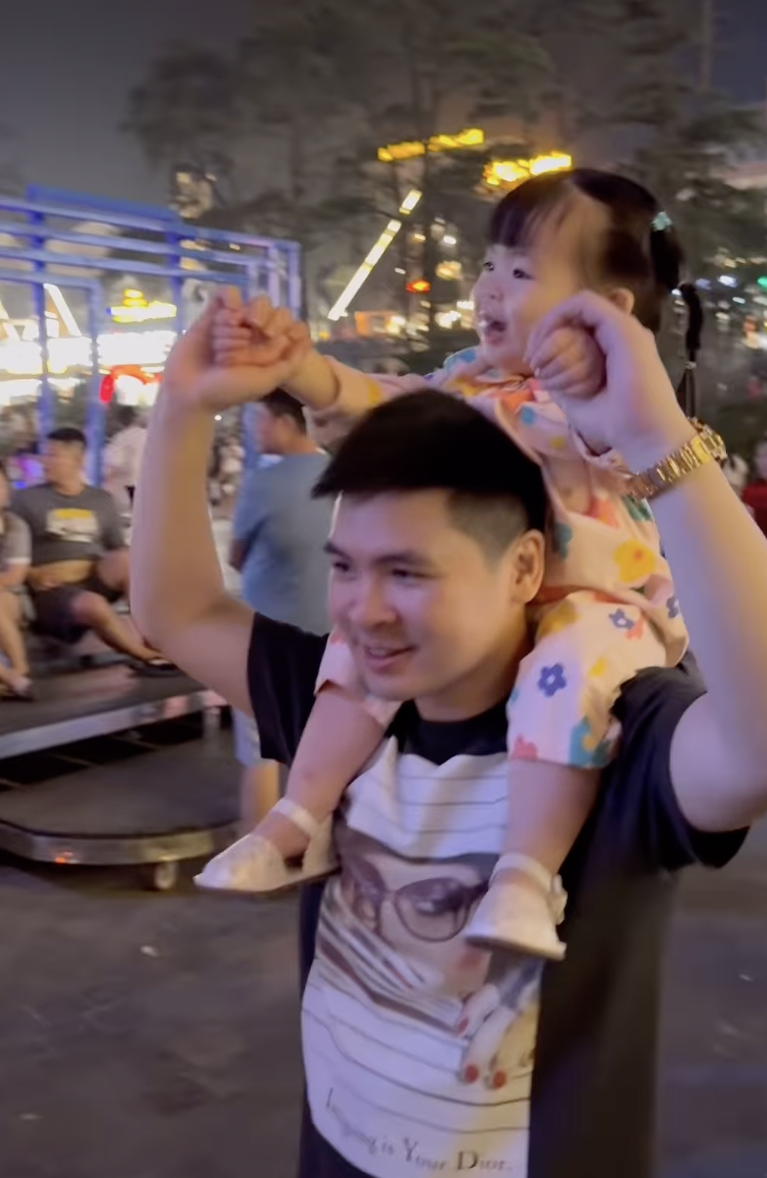 Đỗ Mỹ Linh bất ngờ vắng mặt khi chồng chủ tịch CLB Hà Nội đưa ái nữ đi chơi, một mình "cân" khối nghỉ hè - Ảnh 2. Đỗ Mỹ Linh bất ngờ vắng mặt khi chồng chủ tịch CLB Hà Nội đưa ái nữ đi chơi, một mình "cân" khối nghỉ hè - Ảnh 2.