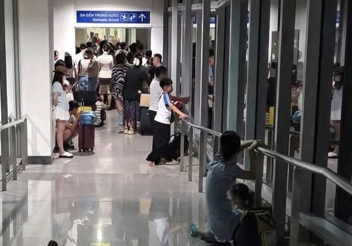 Sự cố khách bay đêm bị "mắc kẹt" ở hành lang sân bay Tân Sơn Nhất - Ảnh 1.