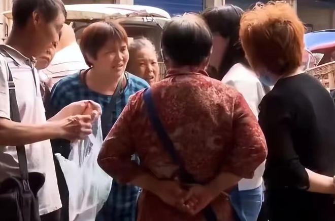 Người phụ nữ b&aacute;n g&agrave; v&agrave; b&iacute; mật thu nhập 363 triệu đồng/th&aacute;ng g&acirc;y sốc - Ảnh 1.