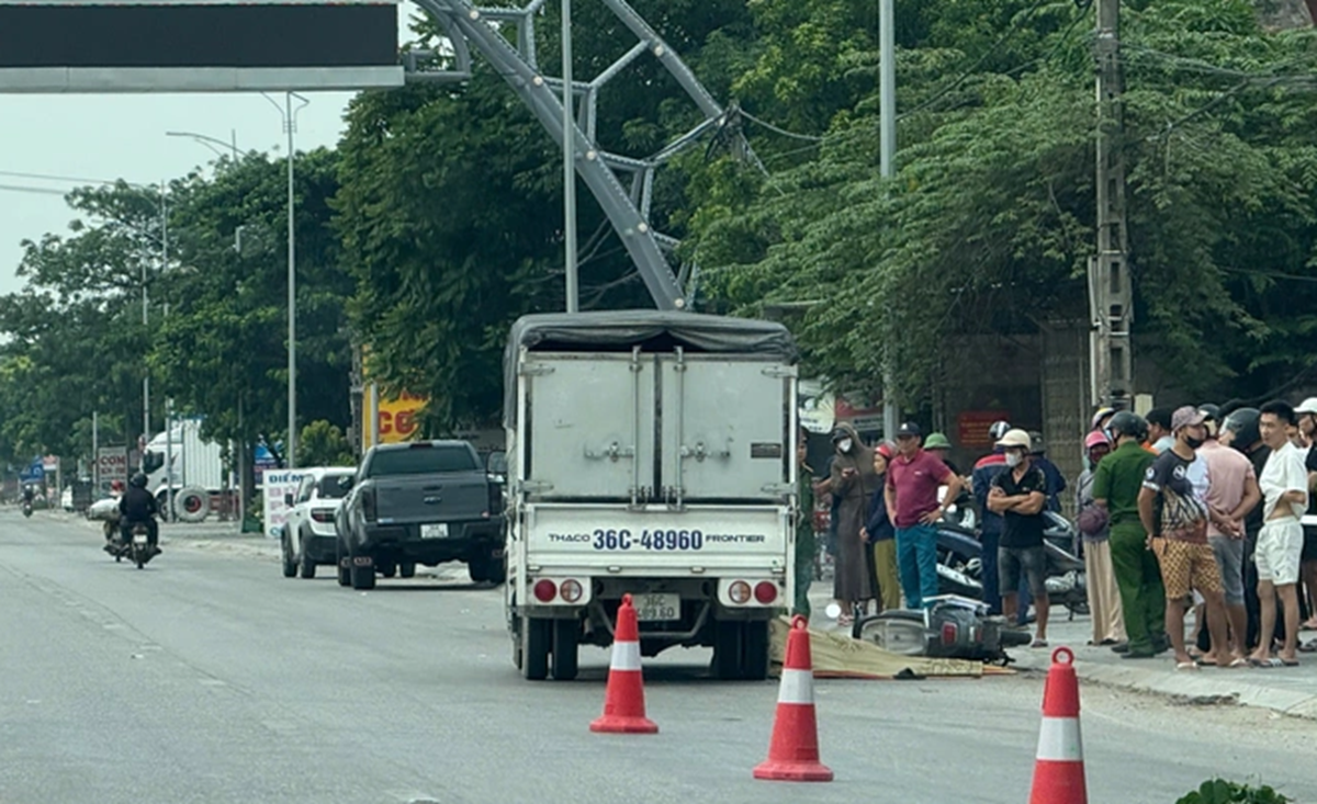 Xe tải t&ocirc;ng tử vong c&ocirc; g&aacute;i trẻ tr&ecirc;n Quốc lộ 1A , thanh h&oacute;a - Ảnh 1.