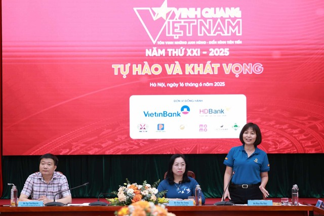 Bà Phan Thu Thủy - Phó Tổng Biên tập Báo Lao Động công bố danh sách danh sách các tập thể, cá nhân Chương trình Vinh Quang Việt Nam 2025 - Ảnh: Hải Nguyễn Bà Phan Thu Thủy - Phó Tổng Biên tập Báo Lao Động công bố danh sách danh sách các tập thể, cá nhân Chương trình Vinh Quang Việt Nam 2025 - Ảnh: Hải Nguyễn