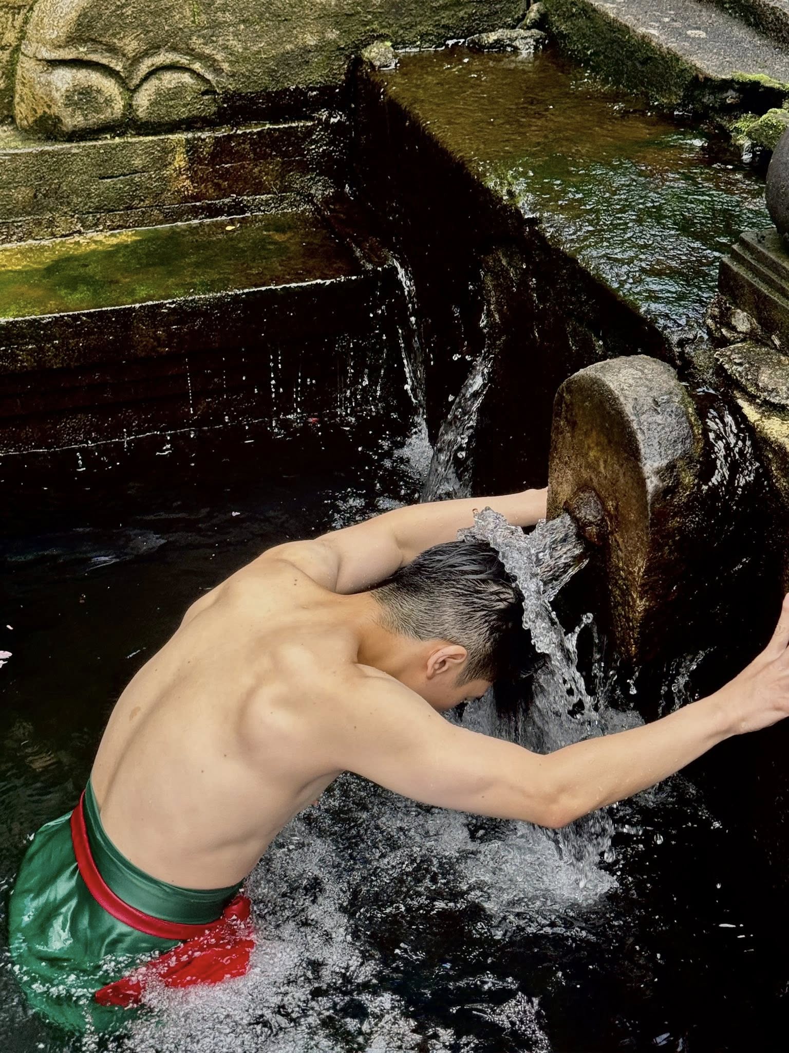 Thiếu gia nhà bầu Hiển đốt mắt với body 6 múi vạm vỡ, lưng trần săn chắc của bố đơn thân mới gây xôn xao- Ảnh 1. Thiếu gia nhà bầu Hiển đốt mắt với body 6 múi vạm vỡ, lưng trần săn chắc của bố đơn thân mới gây xôn xao- Ảnh 1.