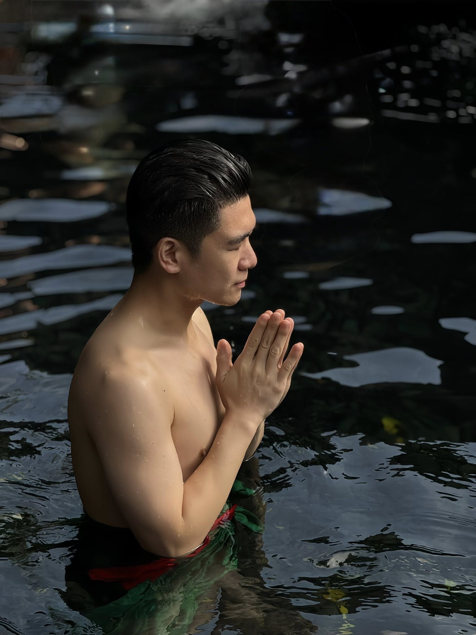 Thiếu gia nhà bầu Hiển đốt mắt với body 6 múi vạm vỡ, lưng trần săn chắc của bố đơn thân mới gây xôn xao- Ảnh 2. Thiếu gia nhà bầu Hiển đốt mắt với body 6 múi vạm vỡ, lưng trần săn chắc của bố đơn thân mới gây xôn xao- Ảnh 2.