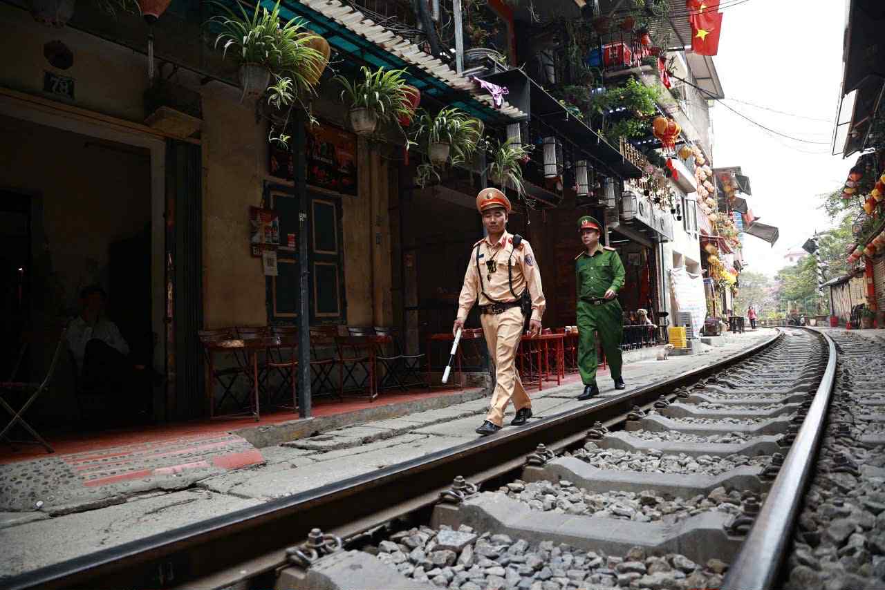 CSGT Hà Nội đồng loạt triển khai lực lượng, kiểm - Ảnh 2.