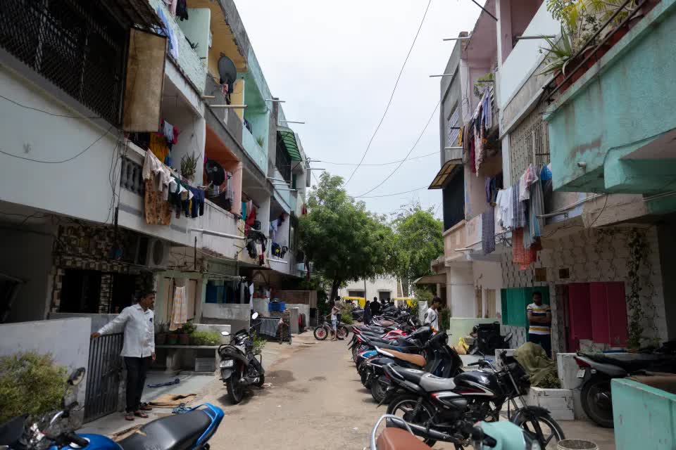 Phi công Air India cứu sống nhiều người Nhờ chuyển hướng máy bay vào giây cuối cùng - Ảnh 1.