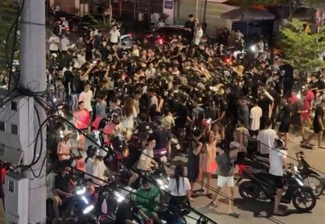 Hàng trăm quái xế Hải Phòng tụ tập gây náo loạn phố Hồ Sen lúc rạng sáng - Ảnh 1. Hàng trăm quái xế Hải Phòng tụ tập gây náo loạn phố Hồ Sen lúc rạng sáng - Ảnh 1.