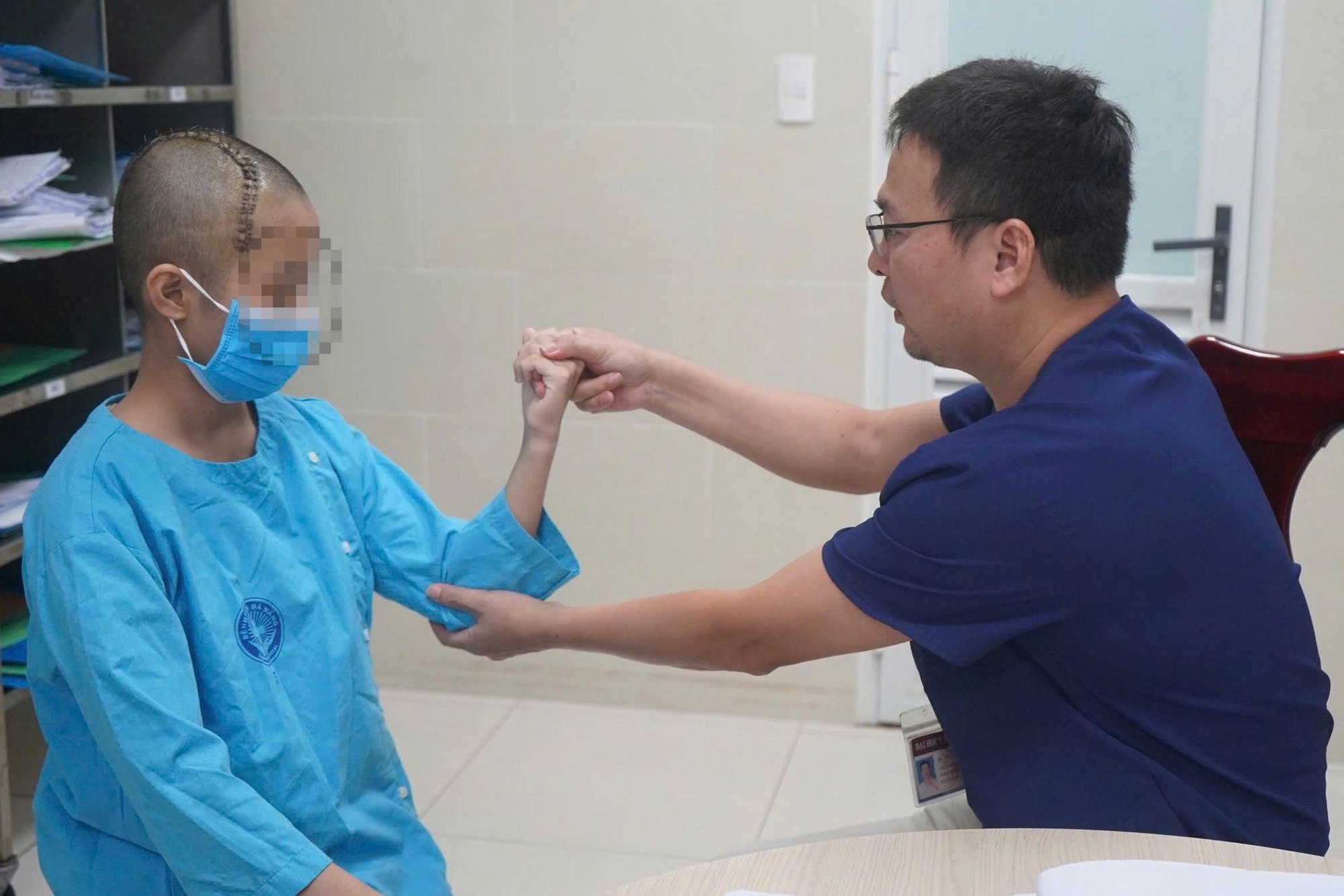 Nữ sinh 13 tuổi đột quỵ khi tập văn nghệ - Ảnh 1.