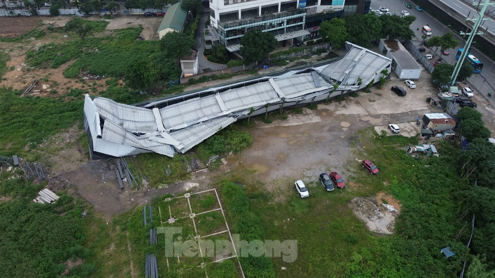 S&acirc;n pickleball H&agrave; Nội bị sập do mưa gi&ocirc;ng: Chủ đầu tư vi phạm nghi&ecirc;m trọng - Ảnh 1.