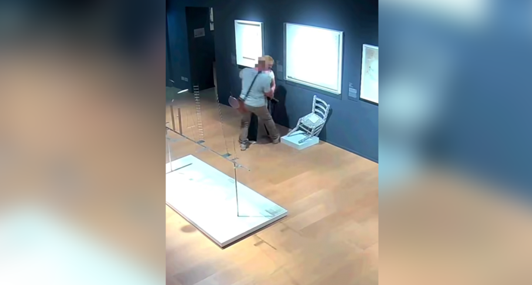 Truy tìm cặp đôi làm gãy ghế Van Gogh pha lê trong bảo tàng rồi bỏ trốn - Ảnh 2. Truy tìm cặp đôi làm gãy ghế Van Gogh pha lê trong bảo tàng rồi bỏ trốn - Ảnh 2.