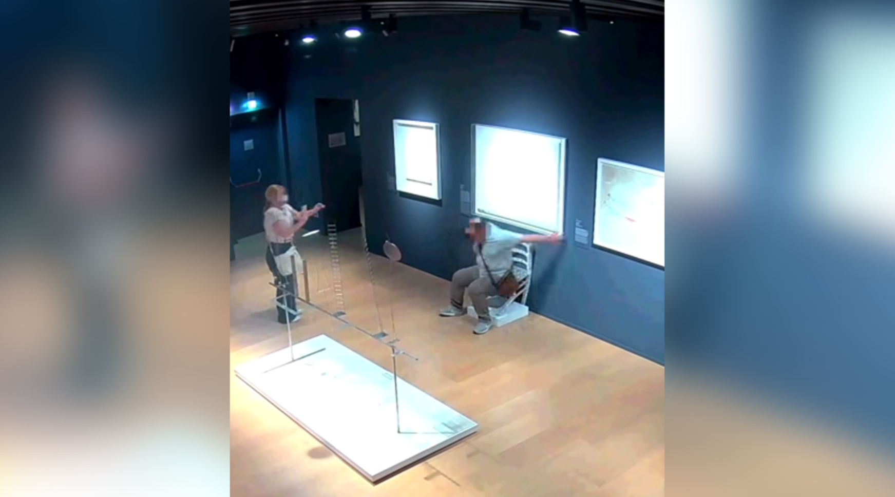 Truy tìm cặp đôi làm gãy ghế Van Gogh pha lê trong bảo tàng rồi bỏ trốn - Ảnh 1. Truy tìm cặp đôi làm gãy ghế Van Gogh pha lê trong bảo tàng rồi bỏ trốn - Ảnh 1.