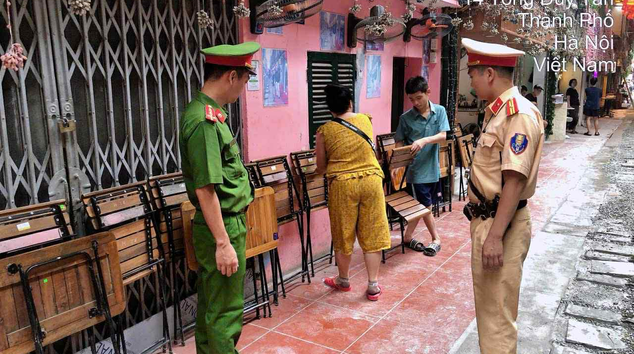 CSGT Hà Nội đồng loạt triển khai lực lượng, kiểm - Ảnh 1.