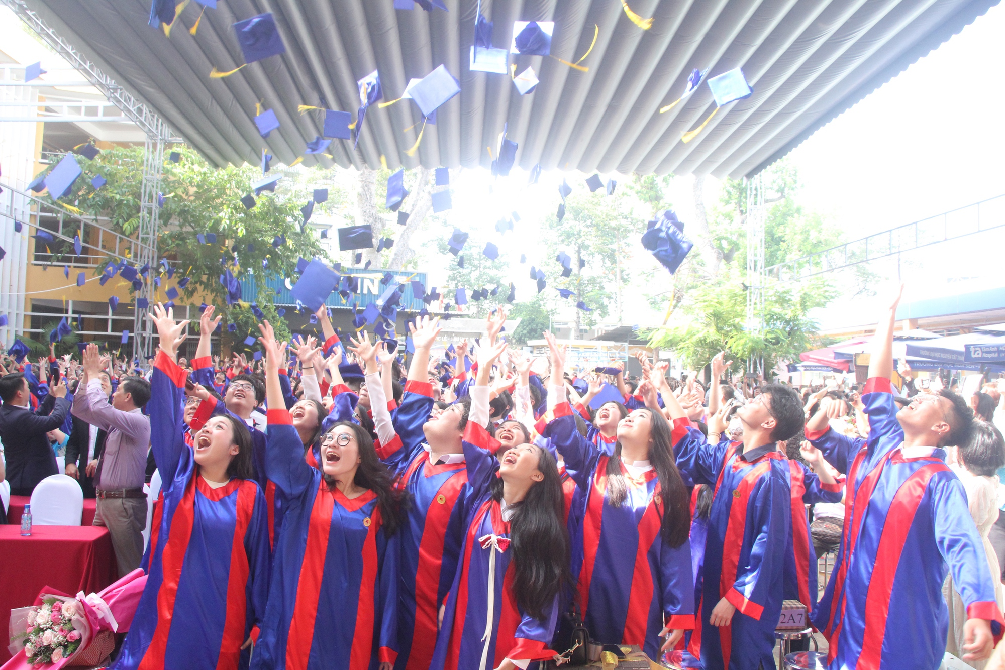 Hiệu trưởng gây sốt nhiều diễn đàn: Dáng vẻ cố gắng của các em là điều tuyệt vời nhất!- Ảnh 1.