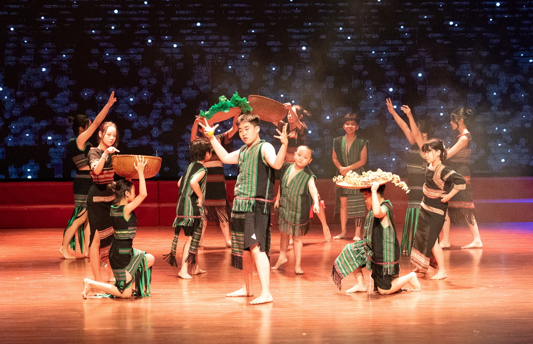 Đại vũ kịch Sắc Màu Tuổi Thơ Vol.6 – Mơ tung 2 trích đoạn gây ấn tượng mạnh cho khán giả- Ảnh 1.