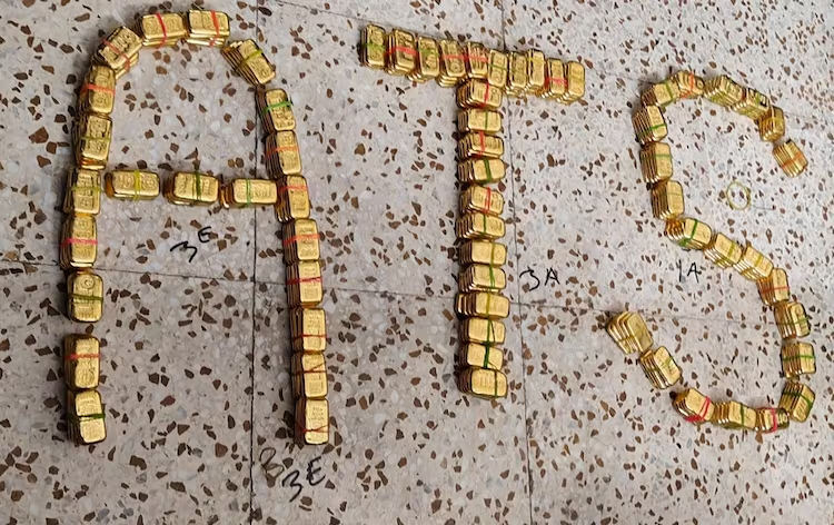 Tịch thu 88kg vàng thỏi và đồng hồ xa xỉ trong căn hộ chung cư - Ảnh 2.