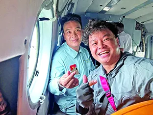 Những khoảnh khắc v&agrave;ng tr&ecirc;n bầu trời TPHCM với trực thăng trong sự kiện lịch sử - Ảnh 2.