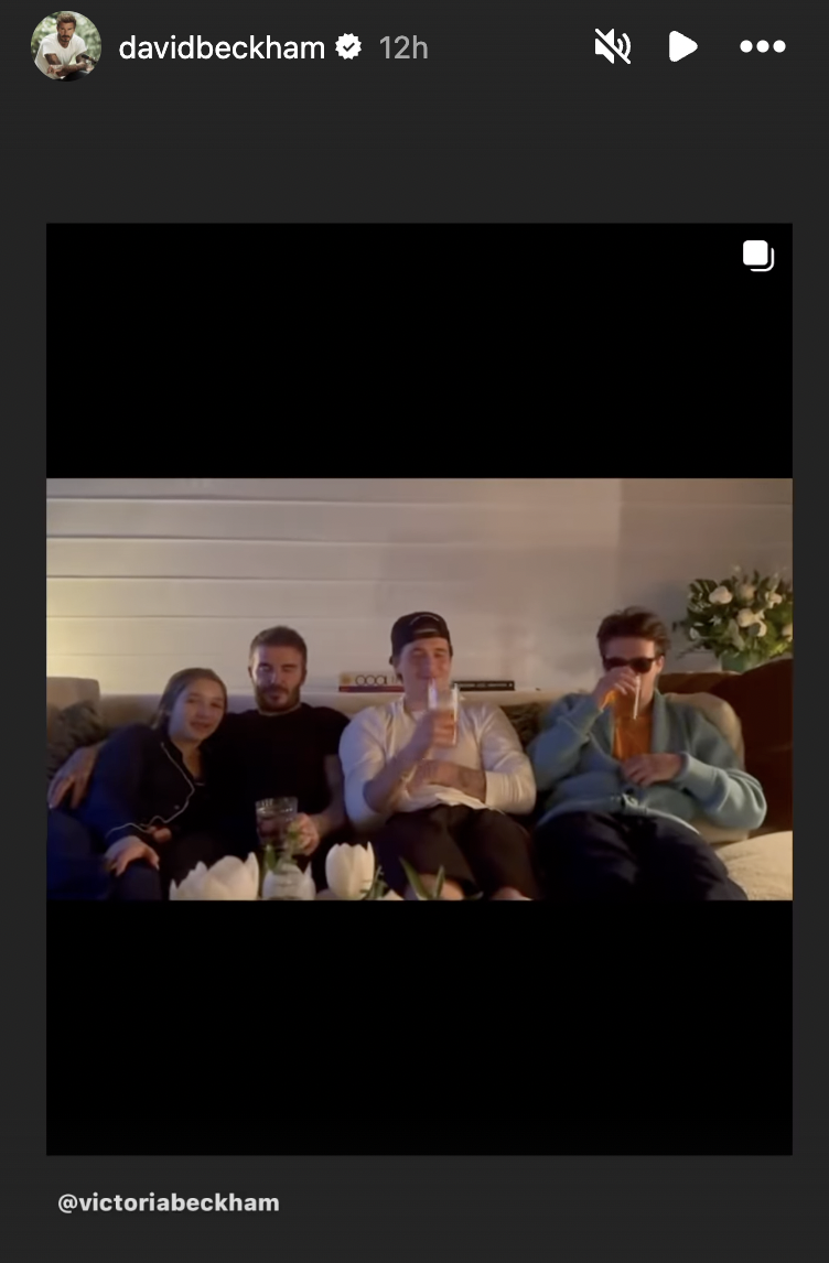 Cậu cả nh&agrave; Beckham nhất quyết "silent treatment" d&ugrave; bố mẹ n&iacute;u k&eacute;o hết mức,n&agrave;ng d&acirc;u bị gạt phăng khỏi ảnh gia đ&igrave;nh - Ảnh 1.