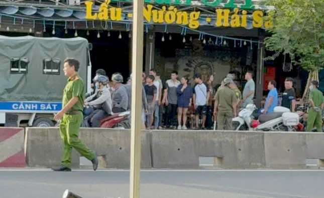 Thực nghiệm hiện trường vụ án mạng tại quán nhậu ở TPHCM: Điều tra sâu sắc - Ảnh 2.