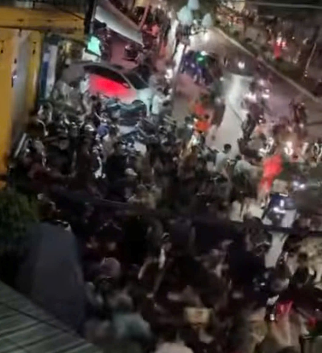 Hàng trăm quái xế Hải Phòng tụ tập gây náo loạn phố Hồ Sen lúc rạng sáng - Ảnh 2. Hàng trăm quái xế Hải Phòng tụ tập gây náo loạn phố Hồ Sen lúc rạng sáng - Ảnh 2.