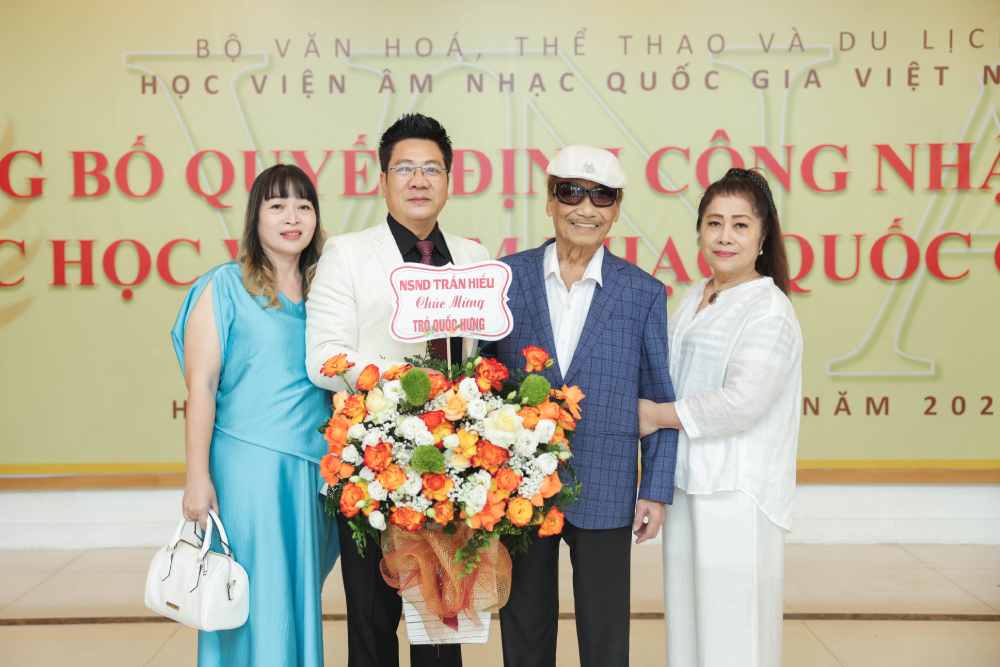 Mẹ và vợ bên cạnh NSND Quốc Hưng trong ngày nhậm chức Giám đốc Học viện Âm nhạc Quốc gia Việt Nam - Ảnh 1. Mẹ và vợ bên cạnh NSND Quốc Hưng trong ngày nhậm chức Giám đốc Học viện Âm nhạc Quốc gia Việt Nam - Ảnh 1.