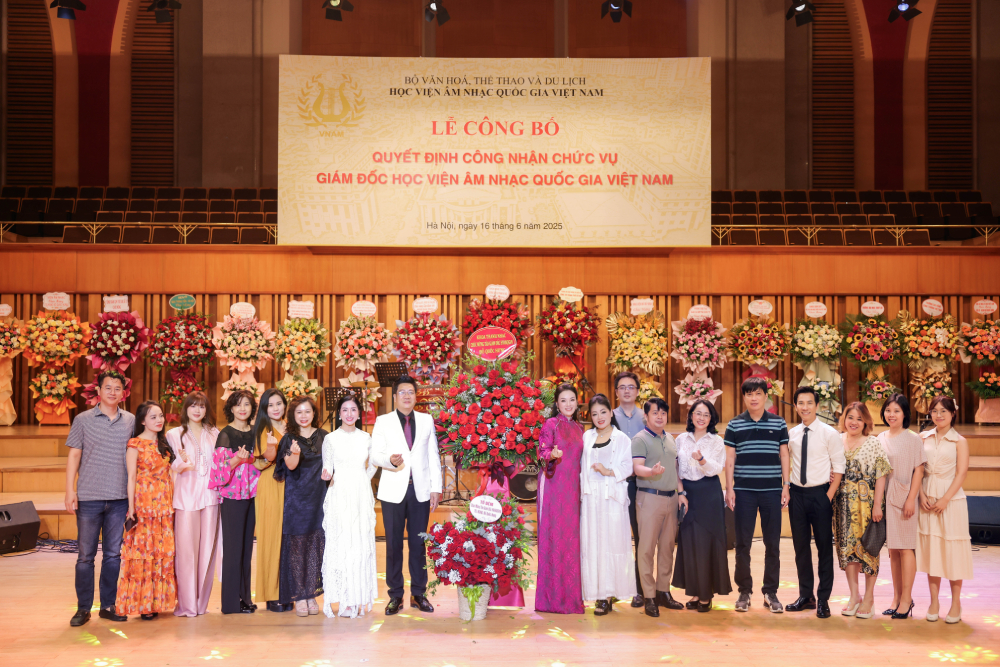 Mẹ và vợ bên cạnh NSND Quốc Hưng trong ngày nhậm chức Giám đốc Học viện Âm nhạc Quốc gia Việt Nam - Ảnh 4. Mẹ và vợ bên cạnh NSND Quốc Hưng trong ngày nhậm chức Giám đốc Học viện Âm nhạc Quốc gia Việt Nam - Ảnh 4.
